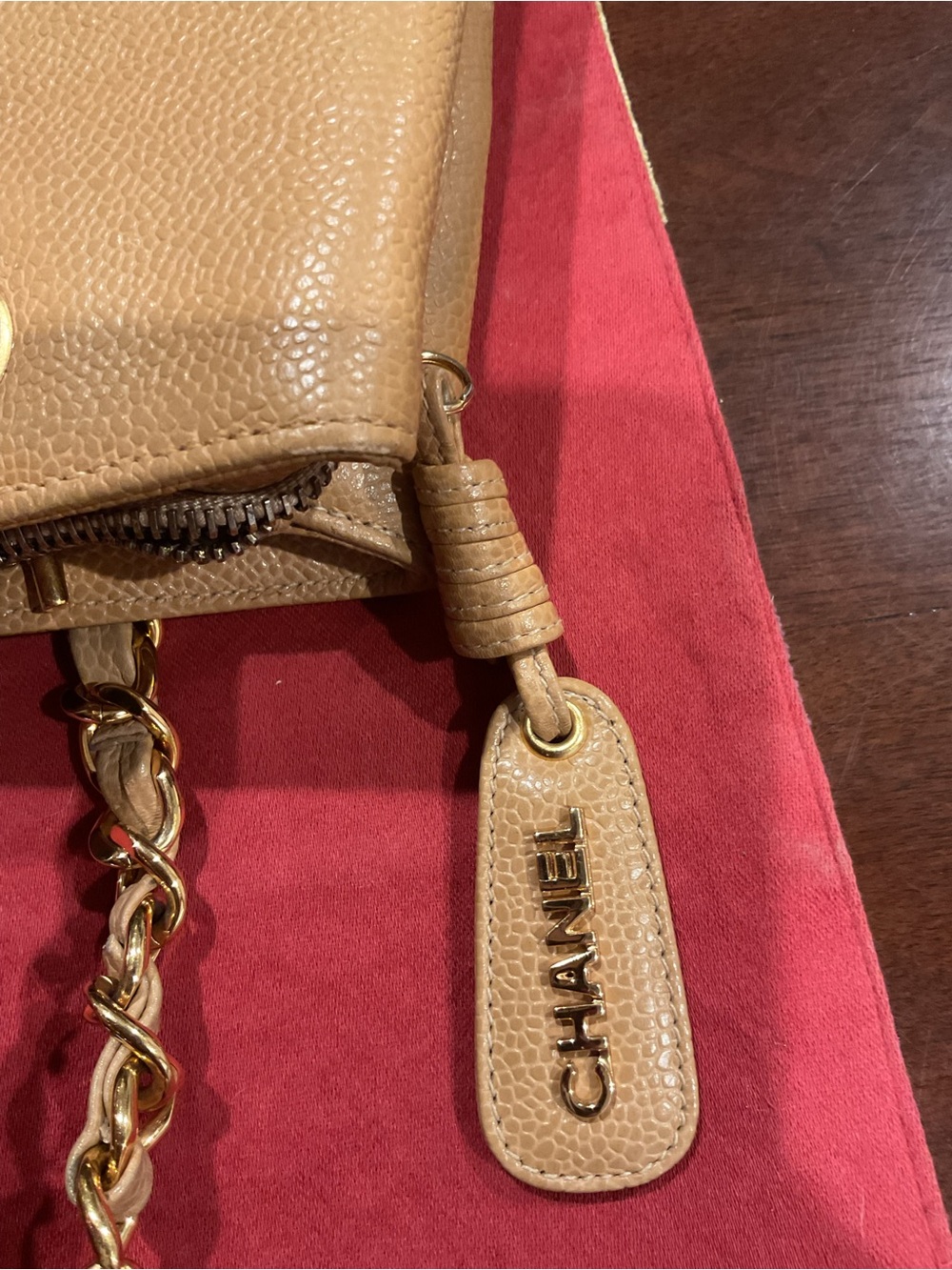 CHANEL Beige Leather Shoulder Bag with Gold Chain Detail - Picture 5 of 15
